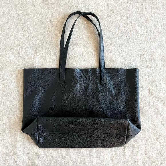 Cuyana classic tote in black pebbled leather - Picture 2 of 9